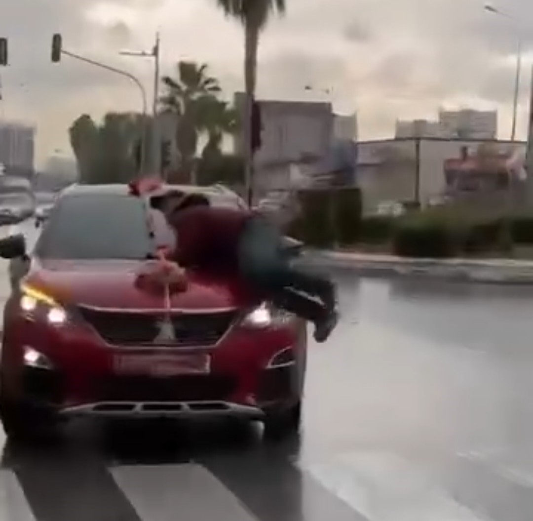 Adana'da bir dilenci, düğün arabasının kaputuna atlayıp para istedi. Kaputtan