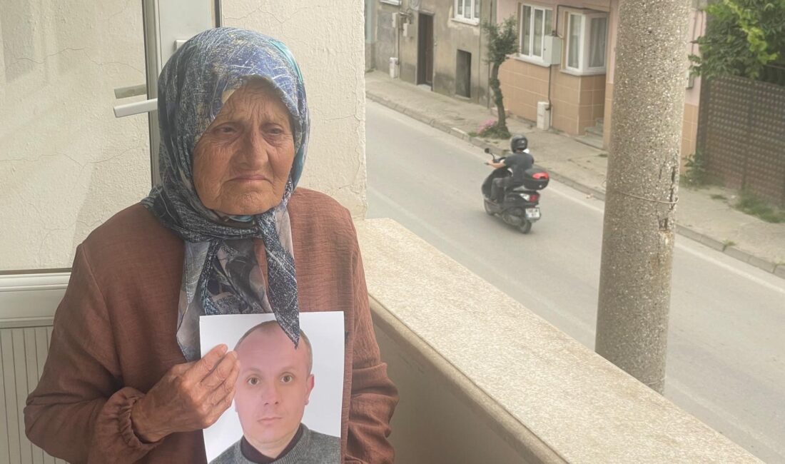 Türkiye onu balkonunda gözyaşları içerisinde evi terk eden oğlunu beklerken