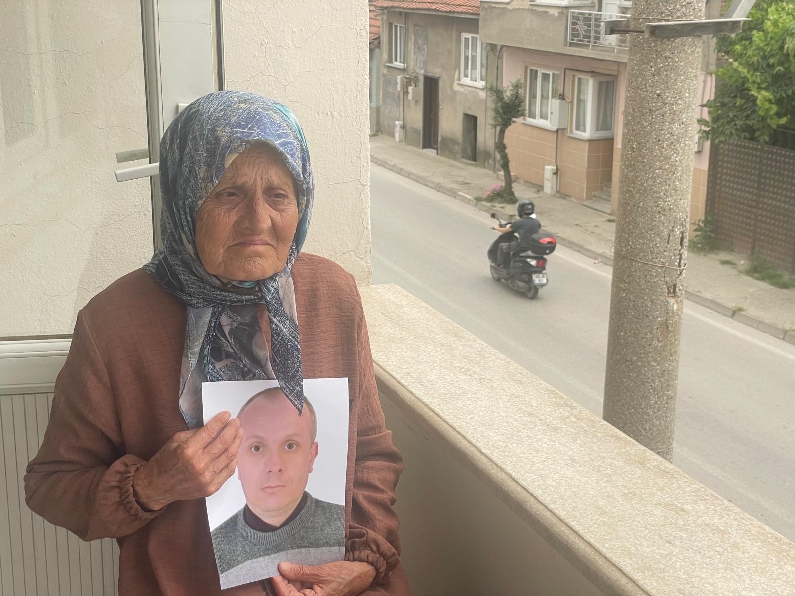 Türkiye onu balkonunda gözyaşları içerisinde evi terk eden oğlunu beklerken