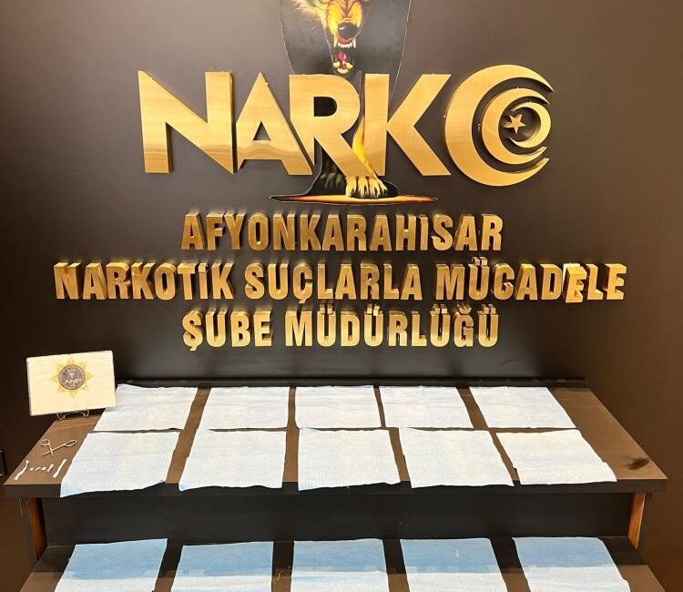 “26 Adet Peçeteye Emdirilmiş Uyuşturucuyla Yakalanan 2 Kişi Tutuklandı” Afyonkarahisar’da 26 adet peçeteye emdirilmiş sentetik uyuşturucu ile yakalanan 2
