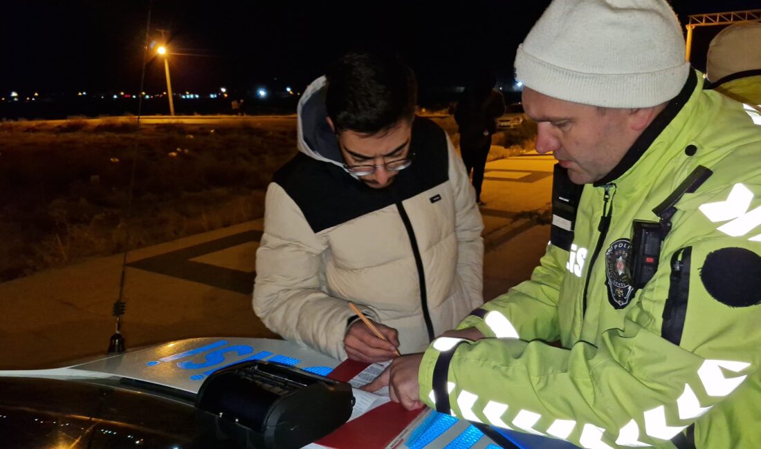 Aksaray’da polisin uygulamasında yetersiz ehliyetle motosiklet kullanırken yakalanan genç sürücü,