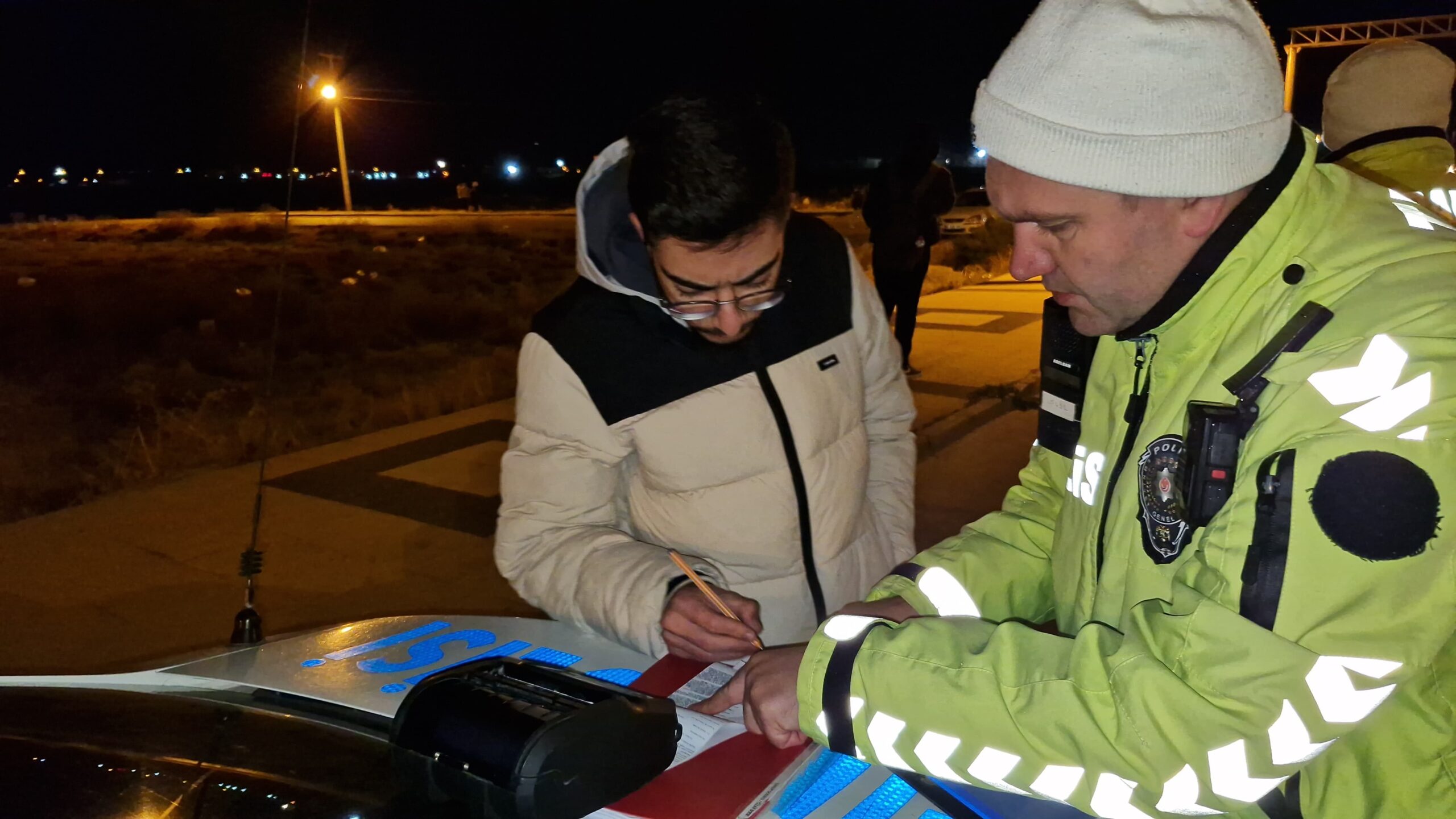 Aksaray’da polisin uygulamasında yetersiz ehliyetle motosiklet kullanırken yakalanan genç sürücü,