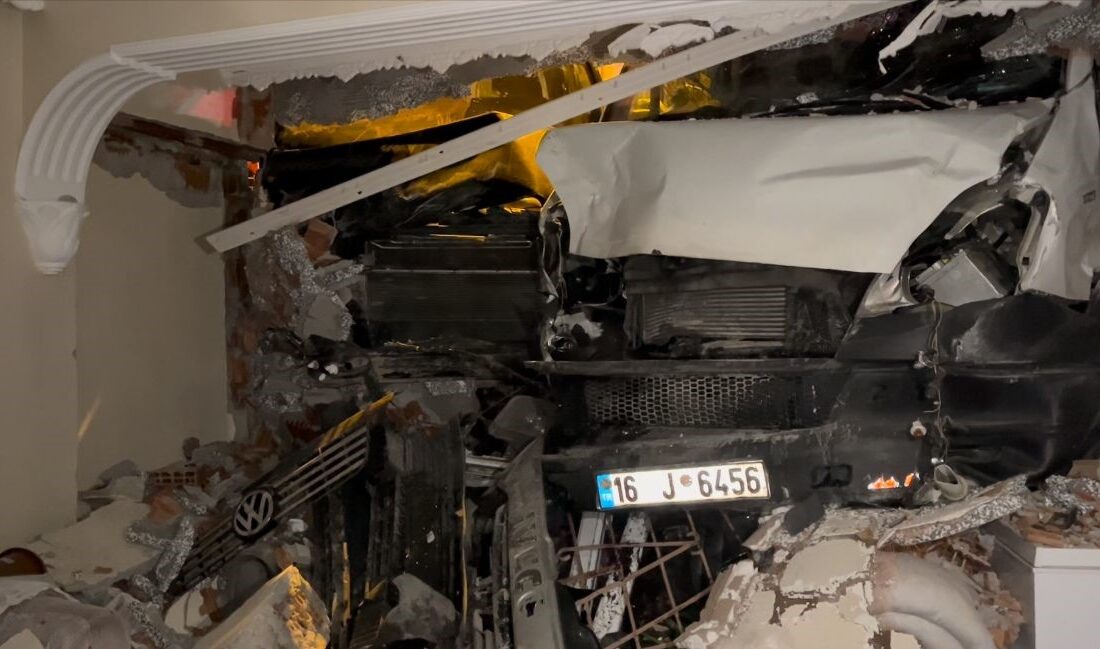 Bursa’da şiddetli lodosa yenik düşen kamyonet, park halindeki otomobile çarptıktan