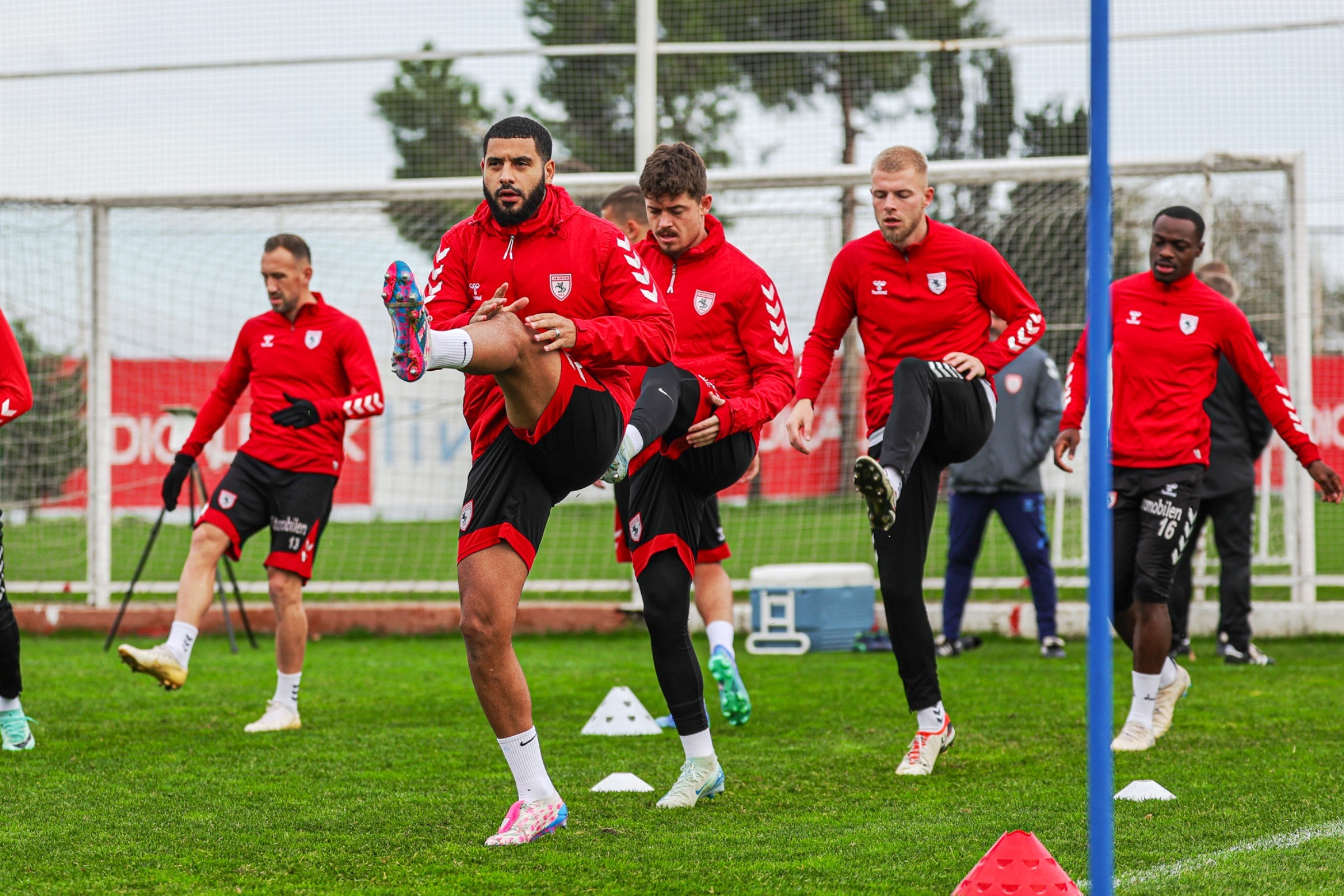 Galatasaray deplasmanından puansız ayrılan Samsunspor, zirveden uzaklaşmamak için Alanyaspor engelini