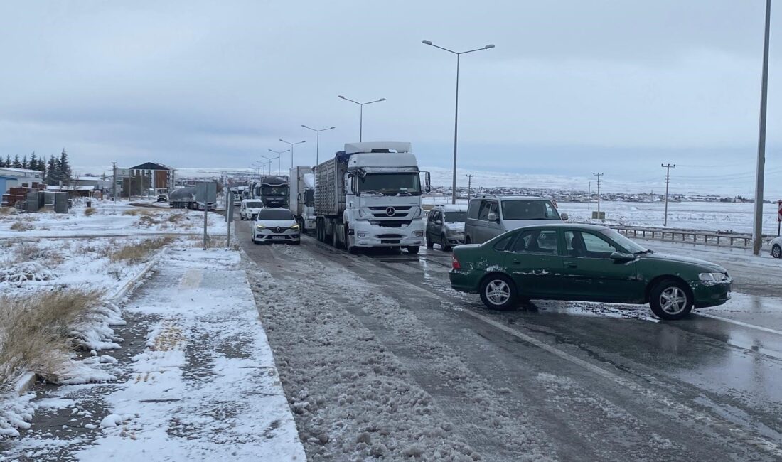Konya'yı çevre illere bağlayan karayolunda kar yağışı, tipi ve buzlanma