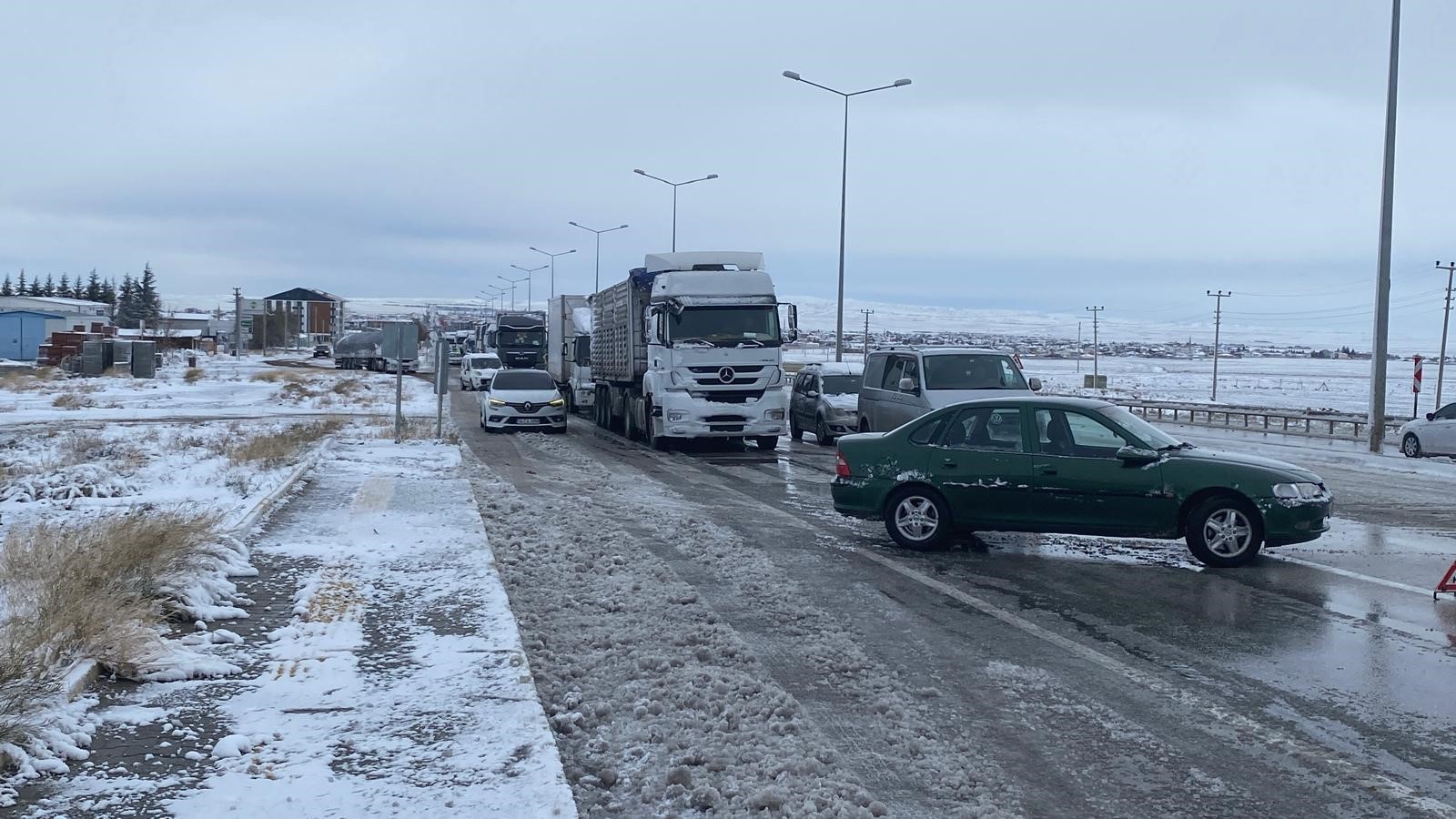 Konya'yı çevre illere bağlayan karayolunda kar yağışı, tipi ve buzlanma