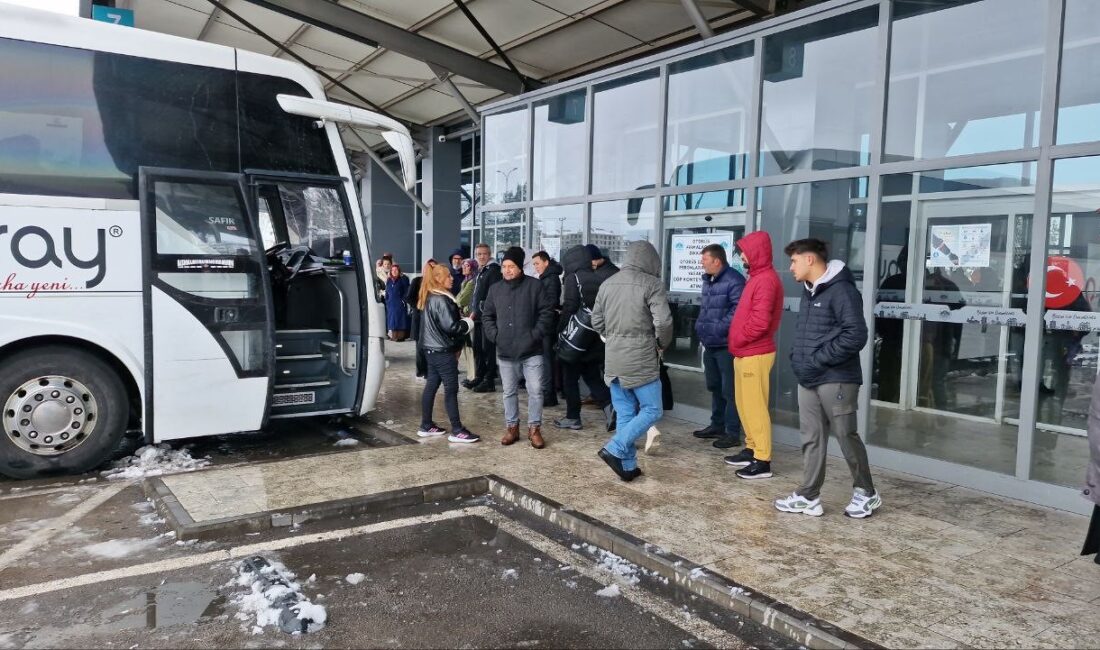 Aksaray'ı çevre illere bağlayan karayollarından bazılarının kar yağışı nedeniyle trafiğe