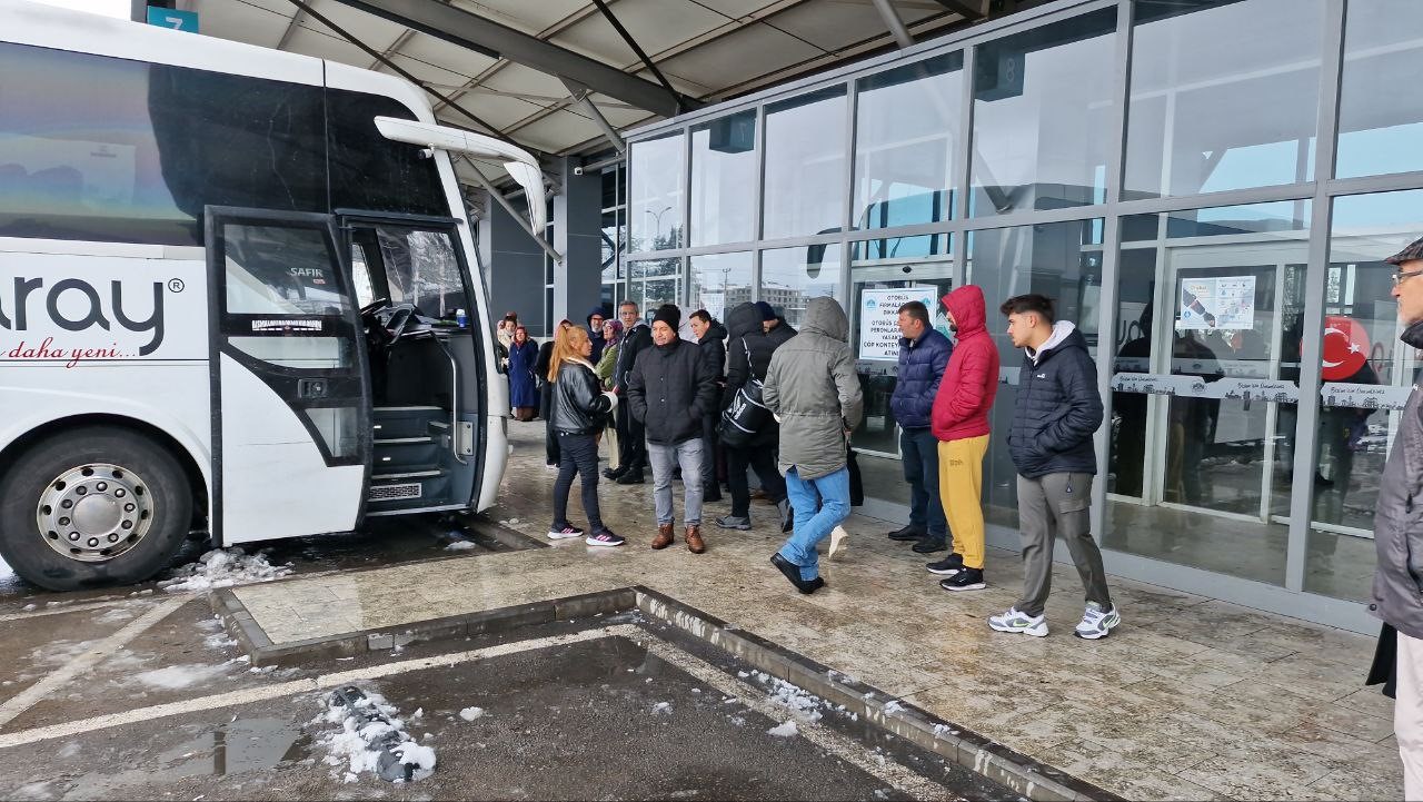 Aksaray'ı çevre illere bağlayan karayollarından bazılarının kar yağışı nedeniyle trafiğe