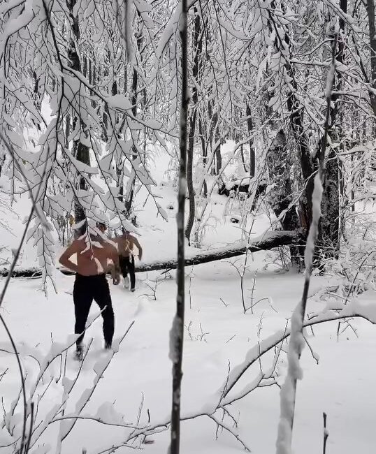 Bursa'da iki arkadaş, dondurucu soğuğa aldırış etmeden Uludağ'ın eteklerinde kar