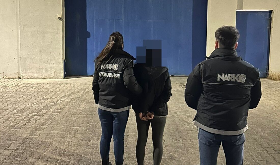 4 yıl 2 ay hapis cezasıyla aranan şahsı polis yakaladı Afyonkarahisar’da uyuşturucu ticareti yapma suçundan 4 yıl 2 ay hapis