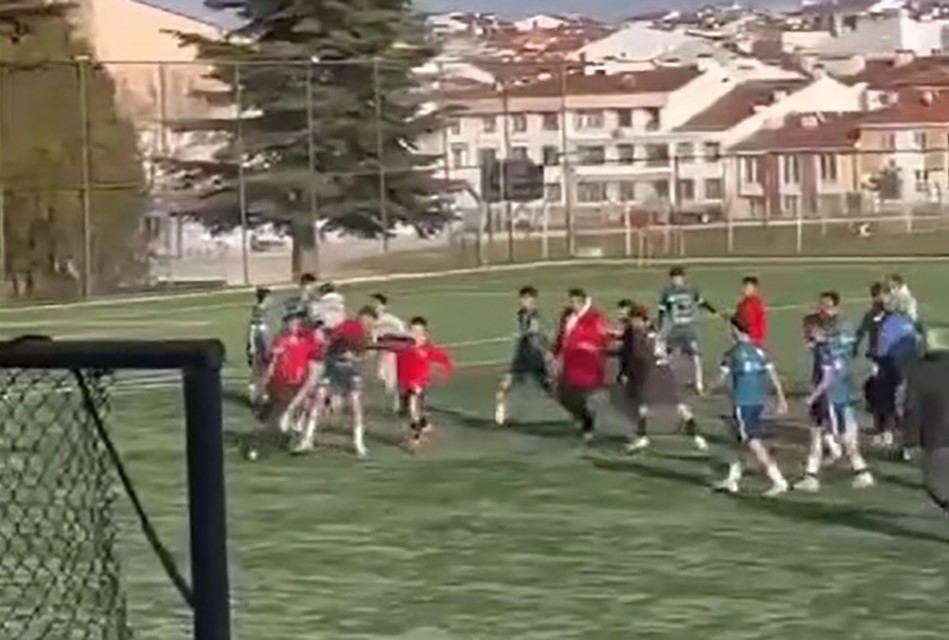 Eskişehir‘de liseler arasında oynanan futbol turnuvasının final karşılaşmasında iki takımın