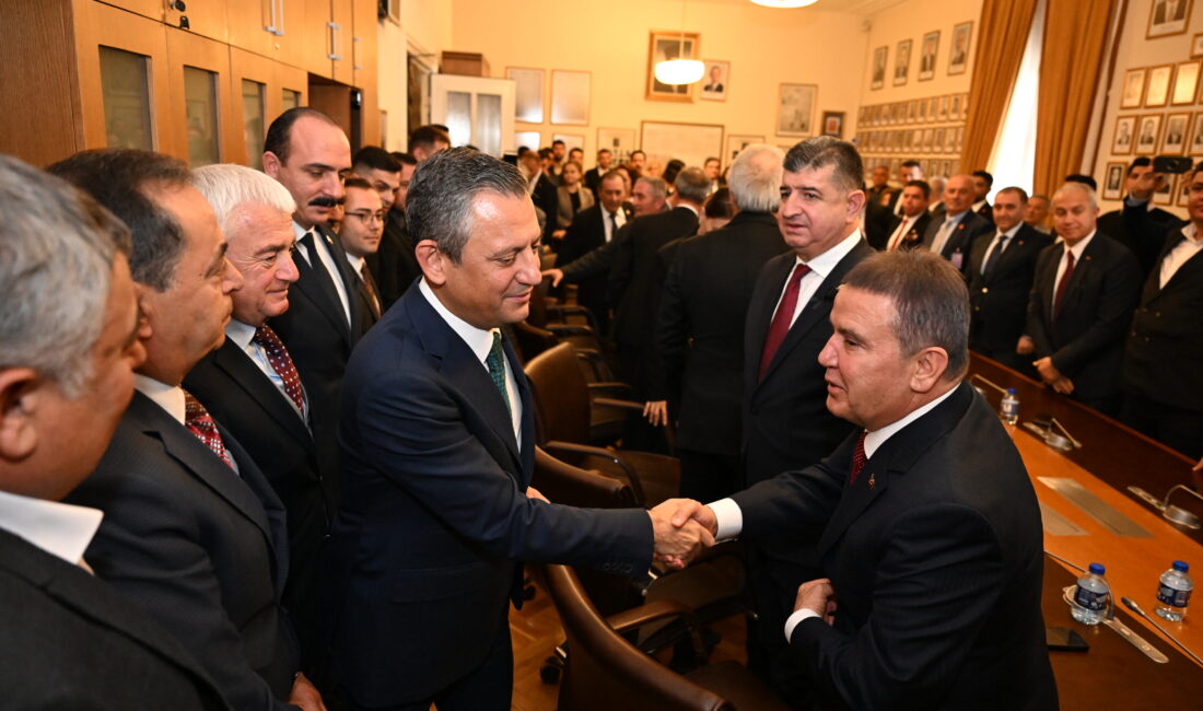Antalya Büyükşehir Belediye Başkanı Muhittin Böcek, belediye başkanları ve
Cumhuriyet Halk