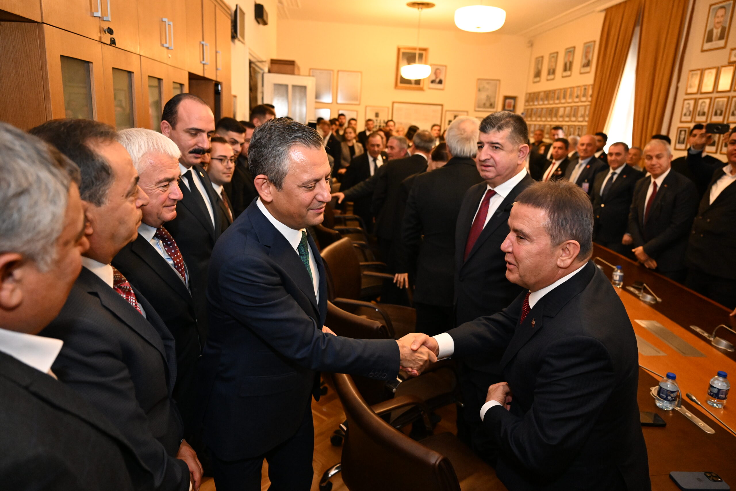 Antalya Büyükşehir Belediye Başkanı Muhittin Böcek, belediye başkanları ve
Cumhuriyet Halk