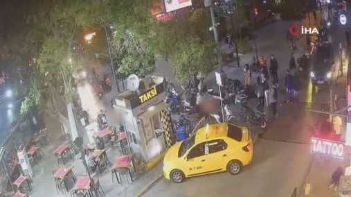 İzmir’de polis ekiplerinden kaçan bir araç sürücüsü, park halindeki motosikletleri