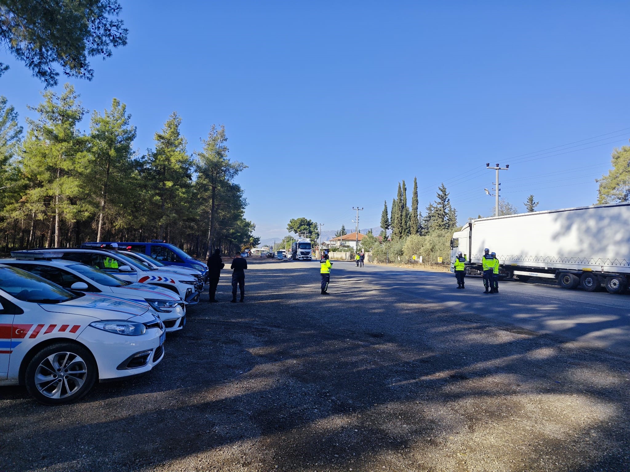 Antalya’da jandarma trafik ekipleri tarafından gerçekleştirilen cayrokopter ve dron destekli