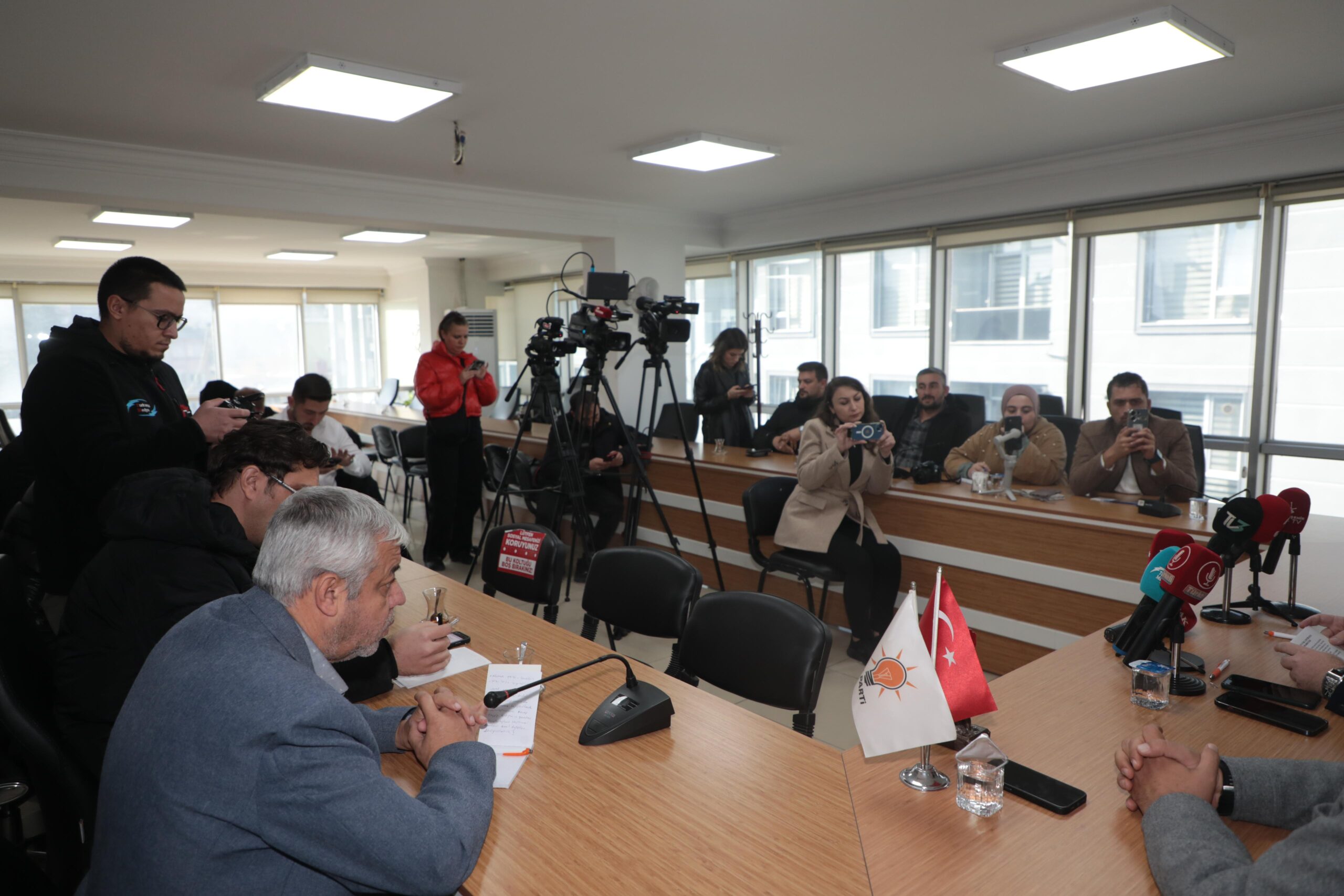 İsrail’in saldırılarına tepki gösteren AK Parti Tanıtım ve Medyadan Sorumlu