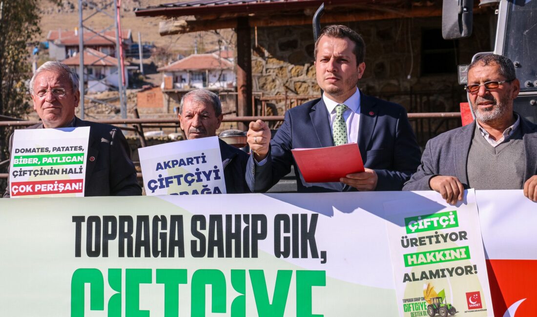 Saadet Partisi Afyonkarahisar İl Başkanı Beytullah Karataş ve partililer Şuhut