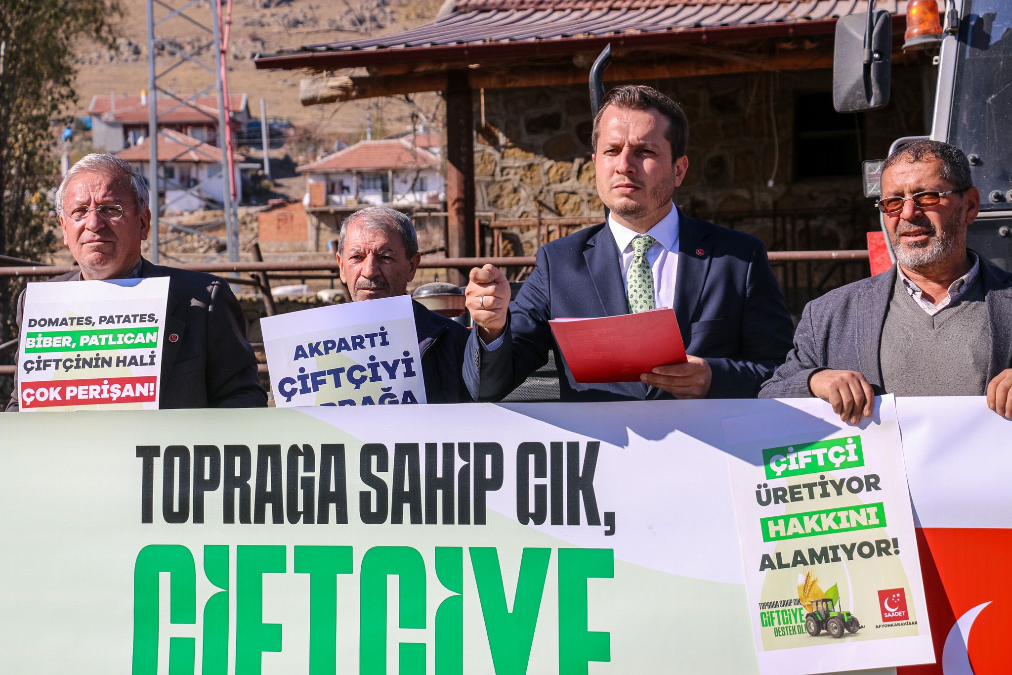 Saadet Partisi Afyonkarahisar İl Başkanı Beytullah Karataş ve partililer Şuhut
