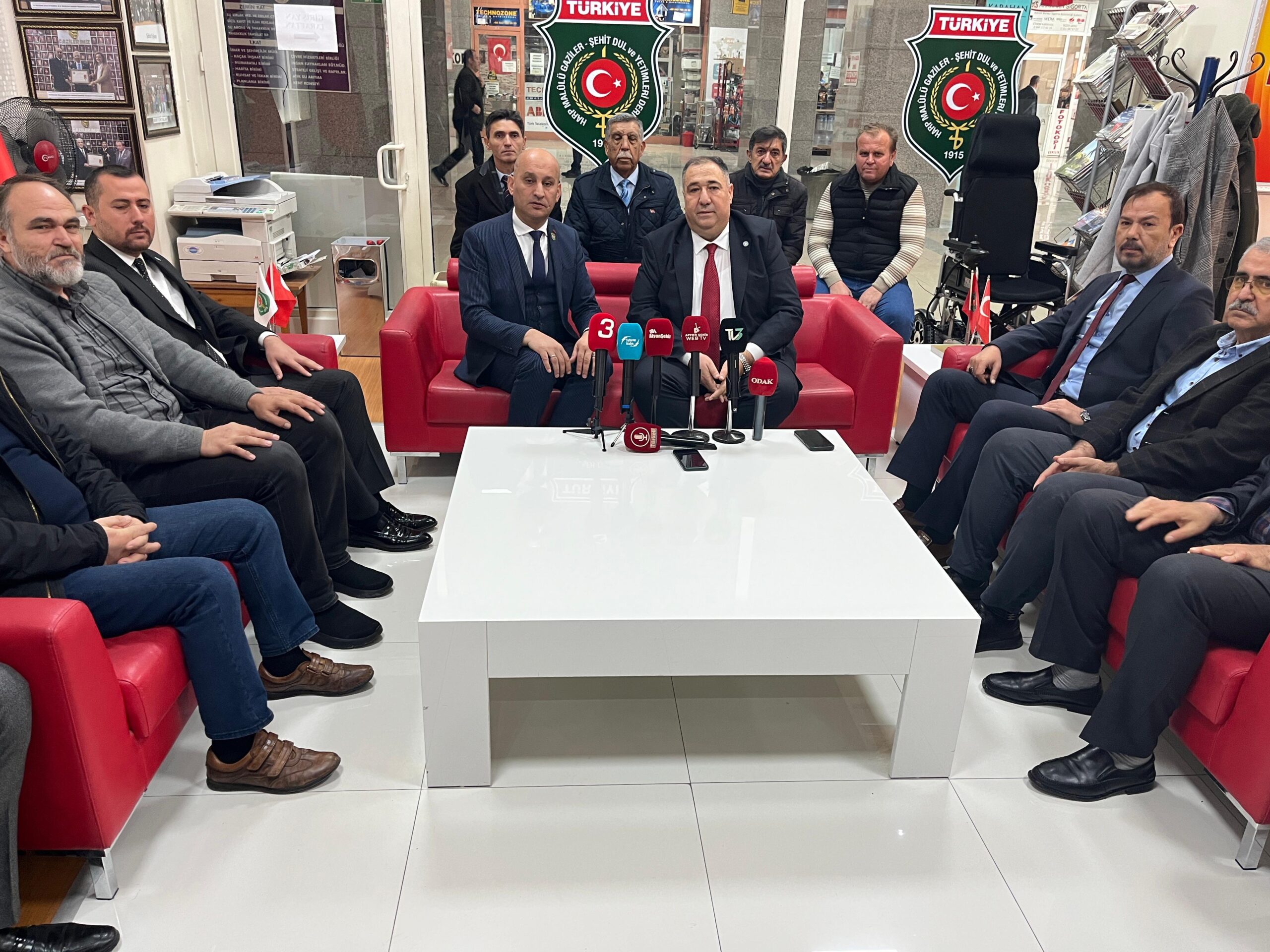 İYİ Parti Afyonkarahisar İl Başkanı Muhammet Mısırlıoğlu ve İl yönetimi,