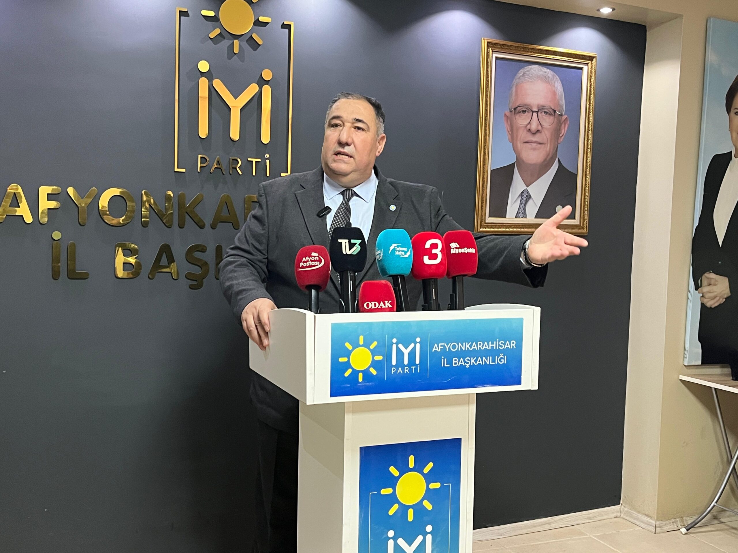 İYİ Parti Afyonkarahisar İl Başkanı Muhammet Mısırlıoğlu, haftalık basın toplantısı