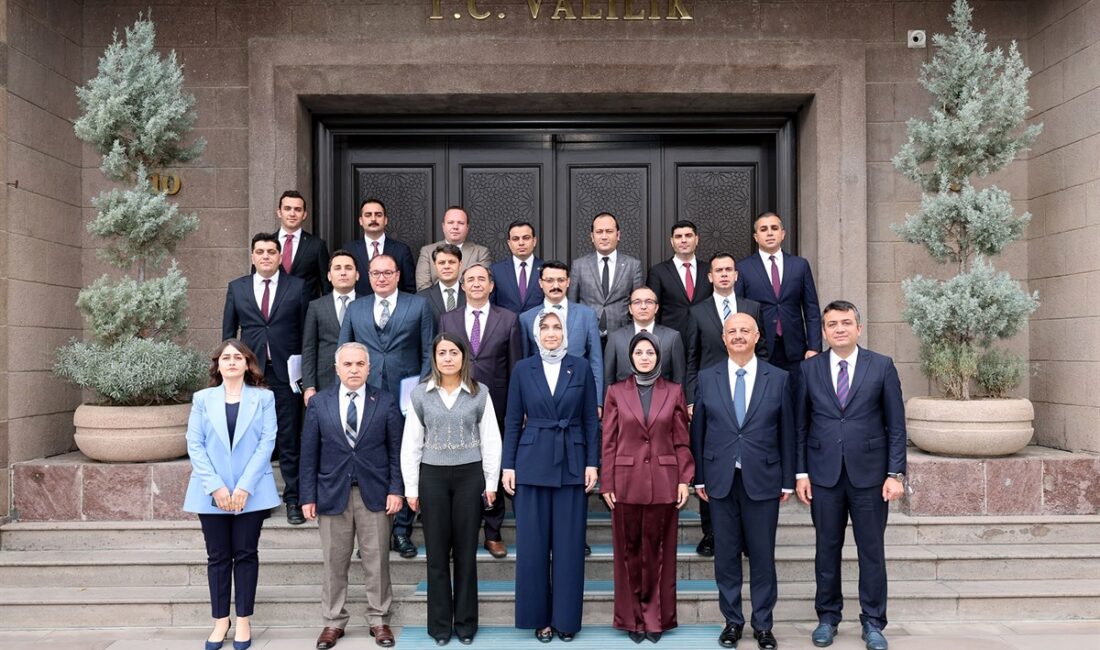 Afyonkarahisar Valisi Kübra Güran Yiğitbaşı başkanlığında vali yardımcıları ve kaymakamların