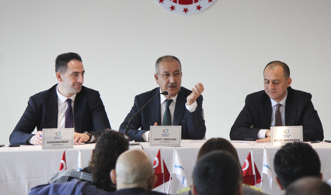 İzmir’de gazetecilerle buluşan Basın İlan Kurumu (BİK) Genel Müdürü Cavit