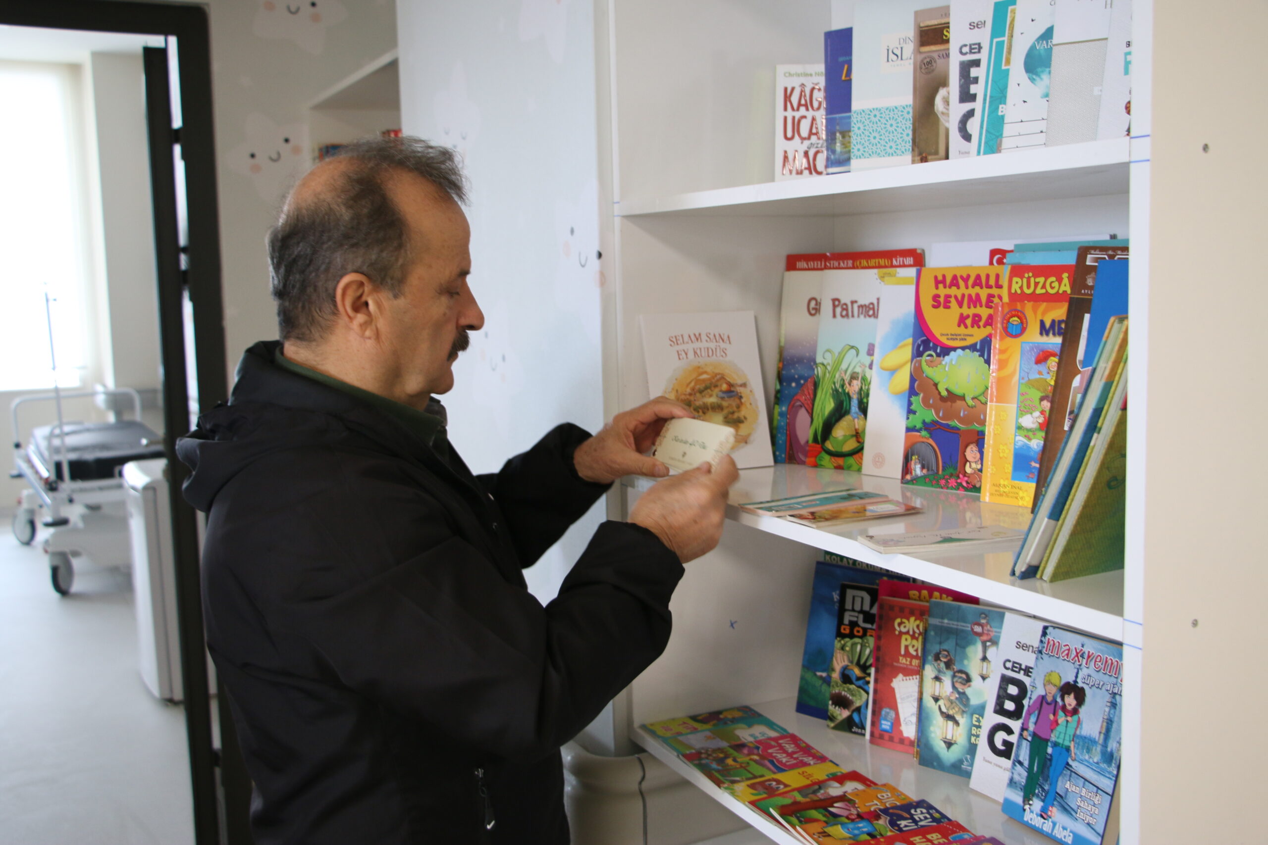 Kütahya Şehir Hastanesi’nde emekli kütüphaneci Zeki Aktürk’ün destekleriyle Çocuk Sağlığı