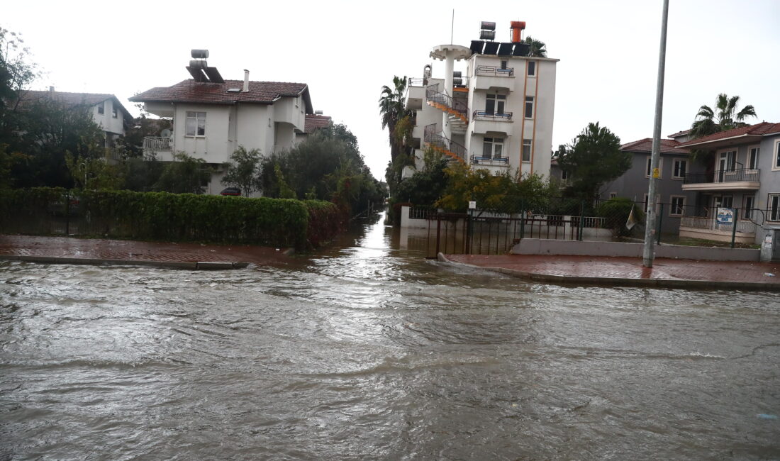Antalya Büyükşehir Belediyesi Aksu’da yaşanan hortum nedeniyle seraları zarar gören