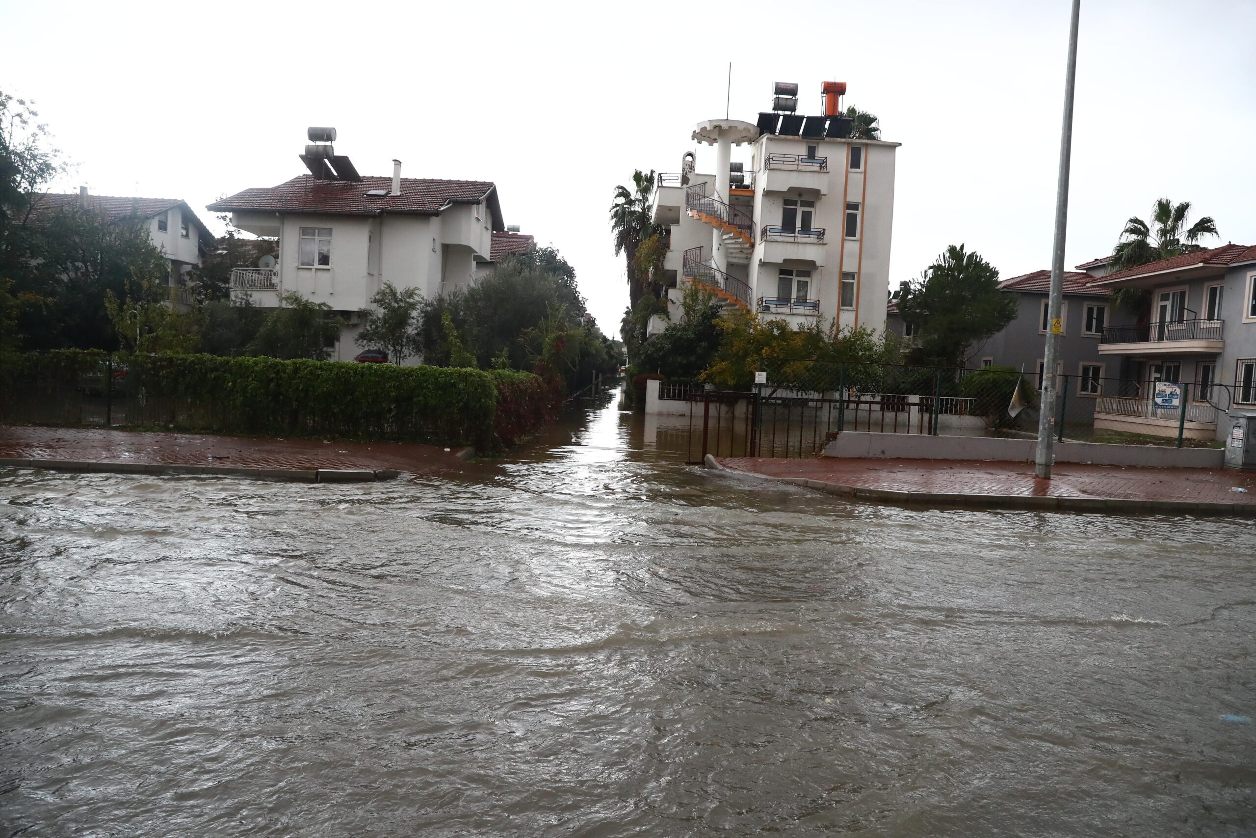Antalya Büyükşehir Belediyesi Aksu’da yaşanan hortum nedeniyle seraları zarar gören