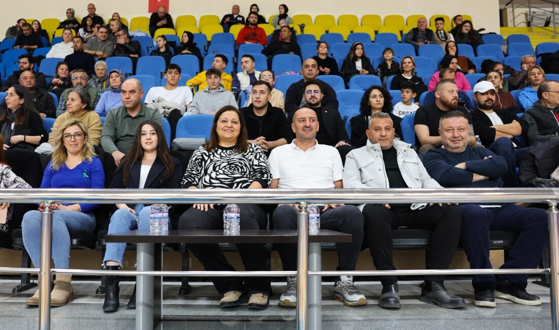 Afyon Belediyesi Yüntaş ,Voleybol Takımı’nın Kaptan Tuğçe Dalar ve sporculardan