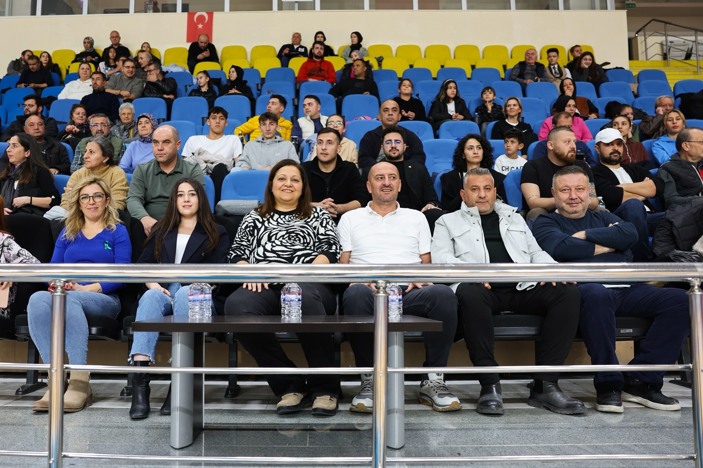 Afyon Belediyesi Yüntaş ,Voleybol Takımı’nın Kaptan Tuğçe Dalar ve sporculardan