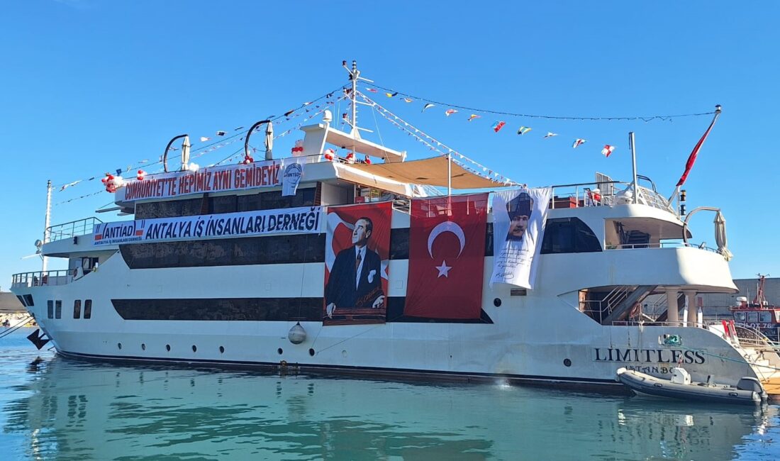 Antalya İş İnsanları Derneği'nce düzenlenen (ANTİAD) Cumhuriyet'in 101'nci yılı kutlamaları