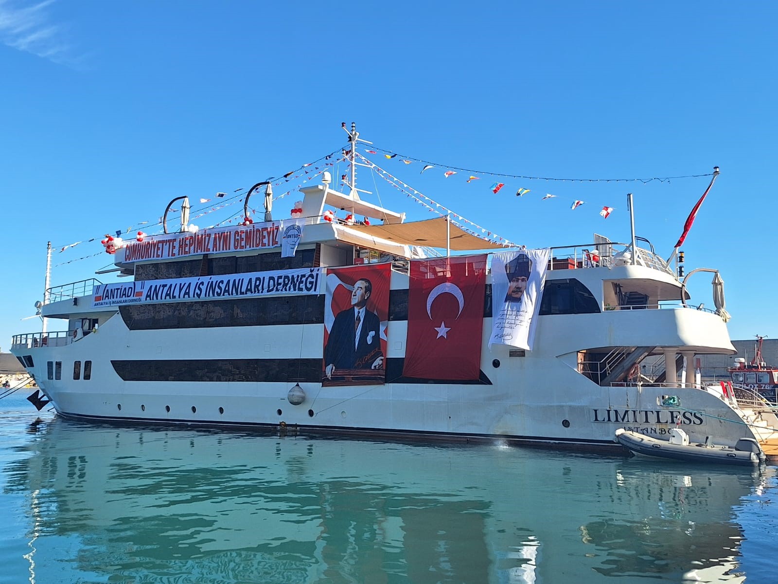 Antalya İş İnsanları Derneği'nce düzenlenen (ANTİAD) Cumhuriyet'in 101'nci yılı kutlamaları