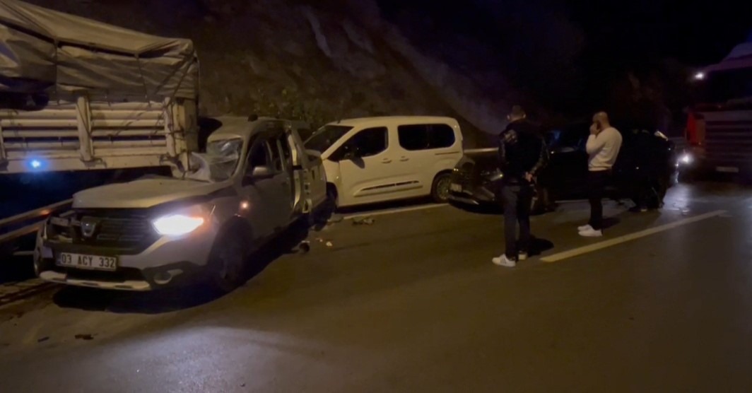   Afyonkarahisar’da 10 aracın karıştığı zincirleme trafik kazasında yaralanan 18