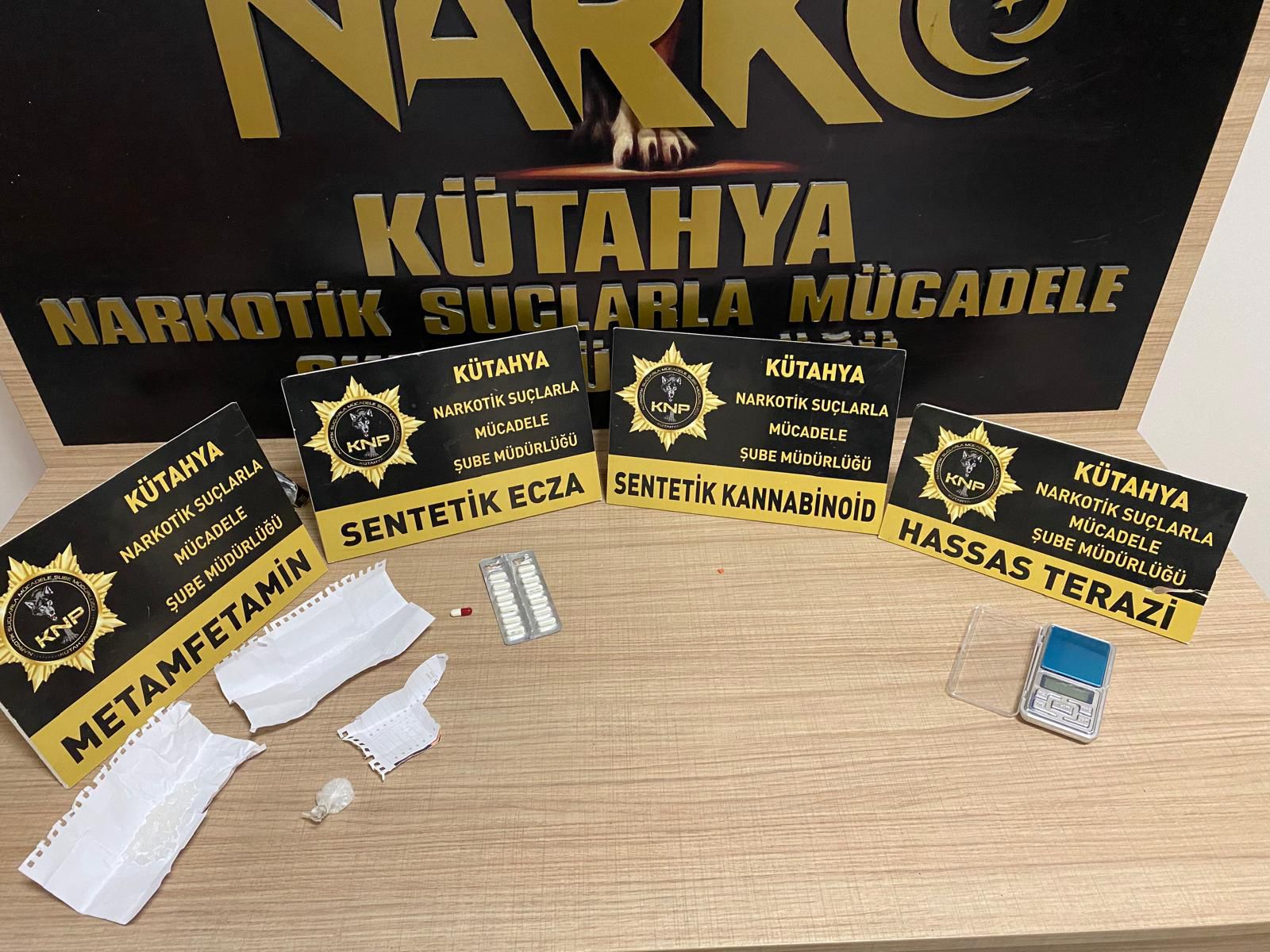 Kütahya'da yapılan operasyonlarda çeşitli miktarlarda uyuşturucu madde ele geçirilirken, bir