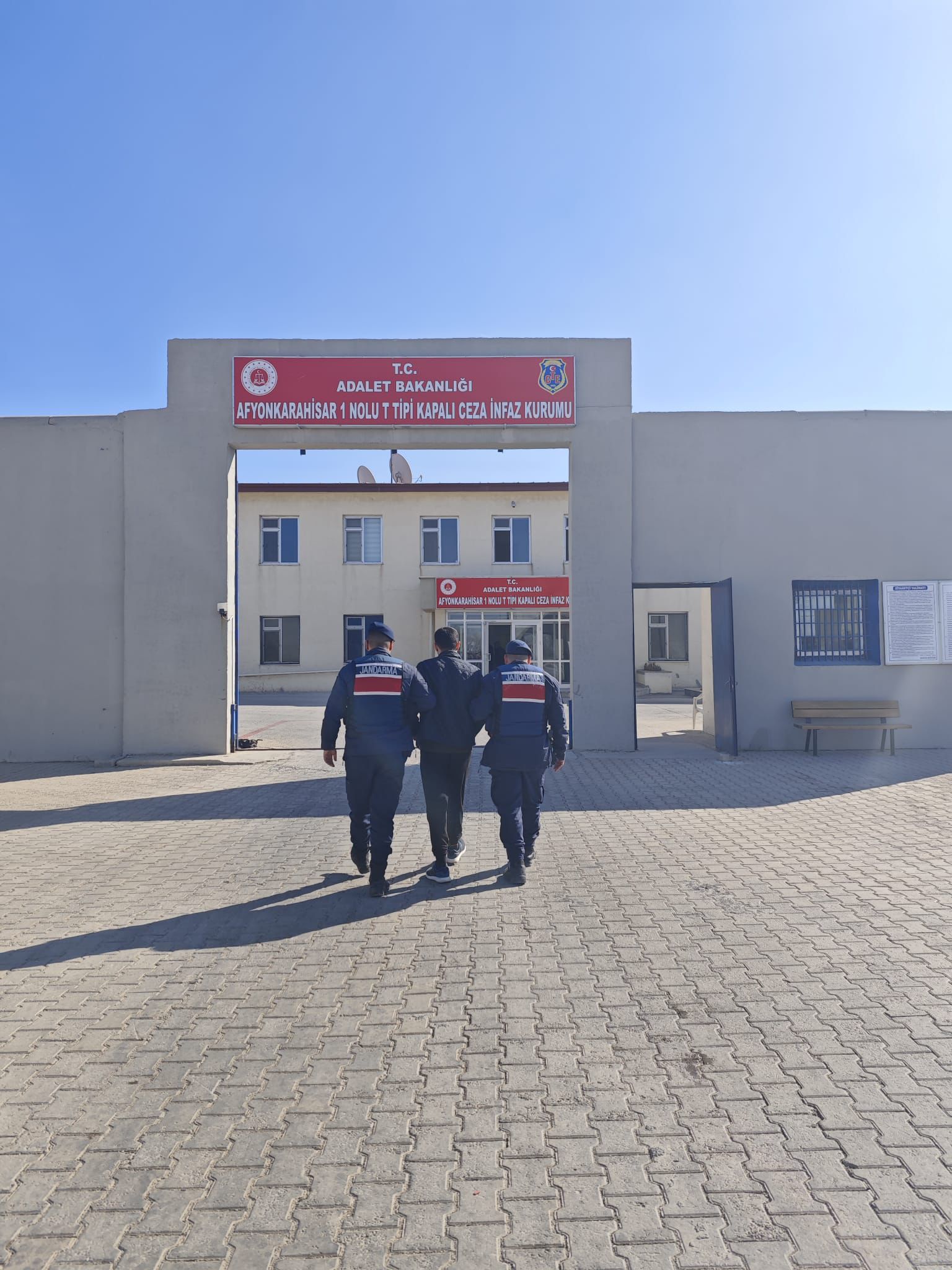 Afyonkarahisar İl Jandarma Komutanlığı, aranan şahısların tespiti ve yakalanmasına yönelik
