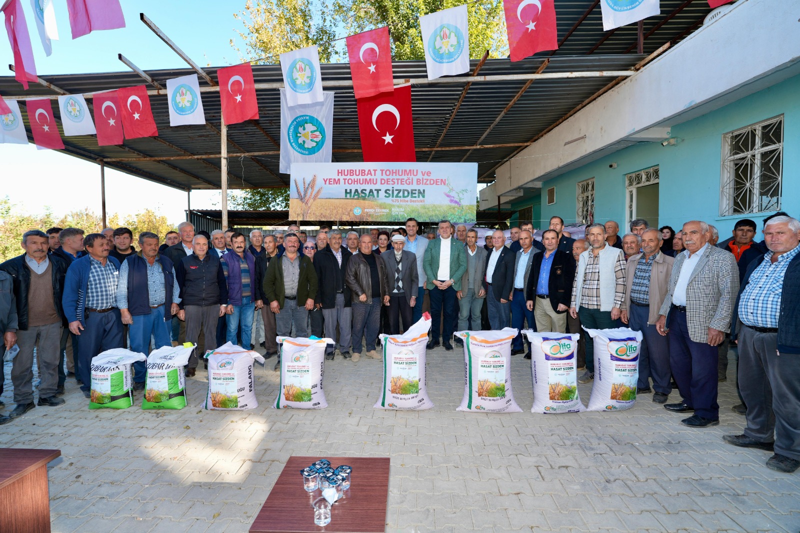 Manisa Büyükşehir Belediyesi, yüzde 75 hibe ile üreticilere verdiği tohum