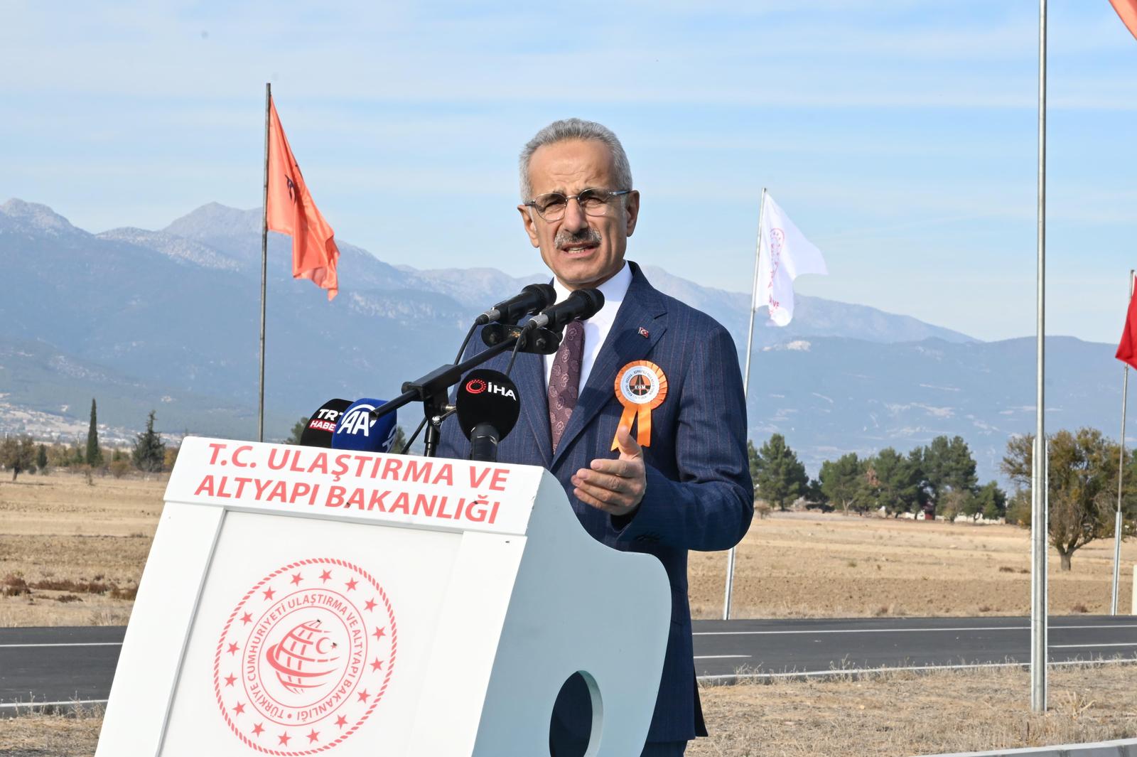 Ulaştırma ve Altyapı Bakanı Abdulkadir Uraloğlu, Korkuteli’ni Burdur, Isparta ve