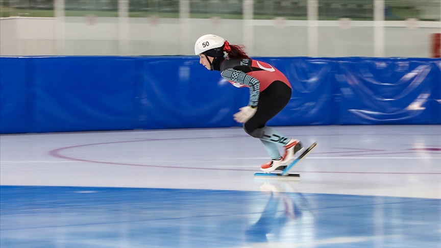 Milli sporcu Derya Karadağ, İtalya'da düzenlenen Buz Pateni Kısa Kulvar