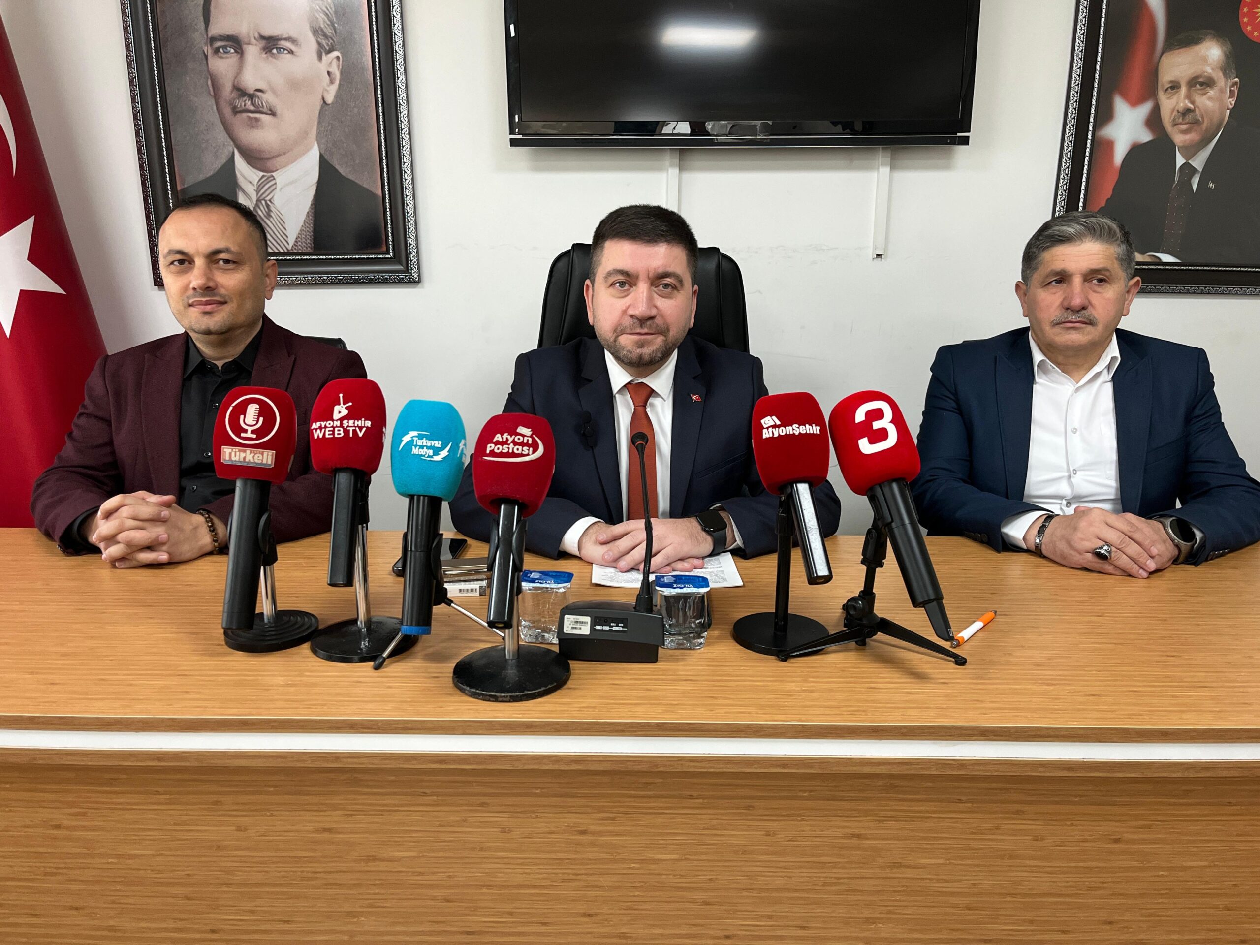 AK Parti Afyonkarahisar İl Başkanlığı’nda haftalık basın toplantısı düzenlendi. Kameralar