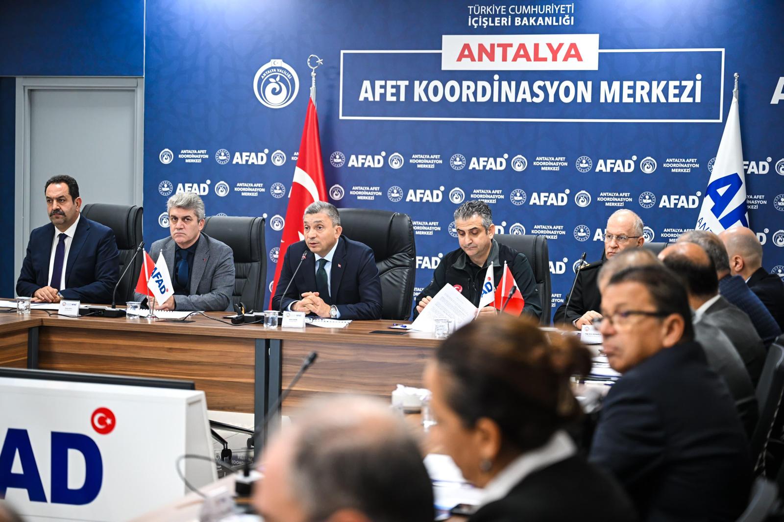 
Antalya Valisi Hulusi Şahin başkanlığında kış ayında olası afet ve