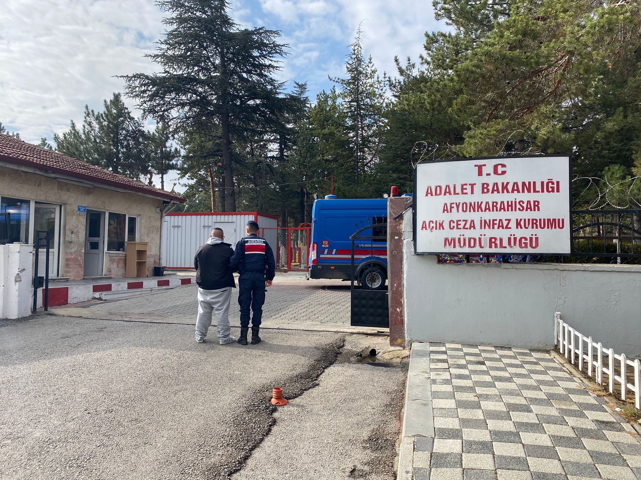 Afyonkarahisar İl Jandarma Komutanlığı, aranan şahısların tespiti ve yakalanmasına yönelik