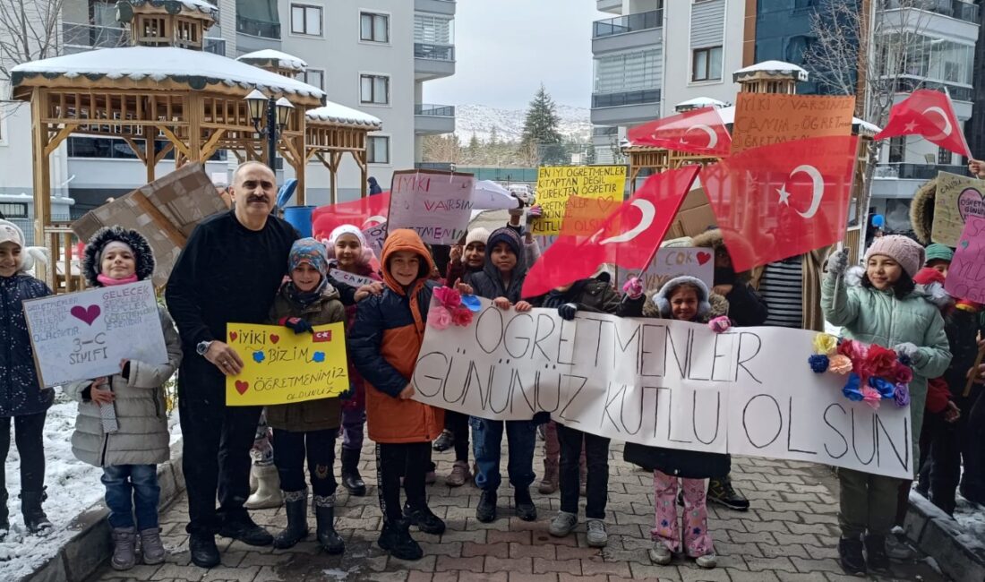 Hisar Bank Yüzüncü Yıl İlköğretim Okulu'nun 3/C sınıfı öğrencileri, Öğretmenler