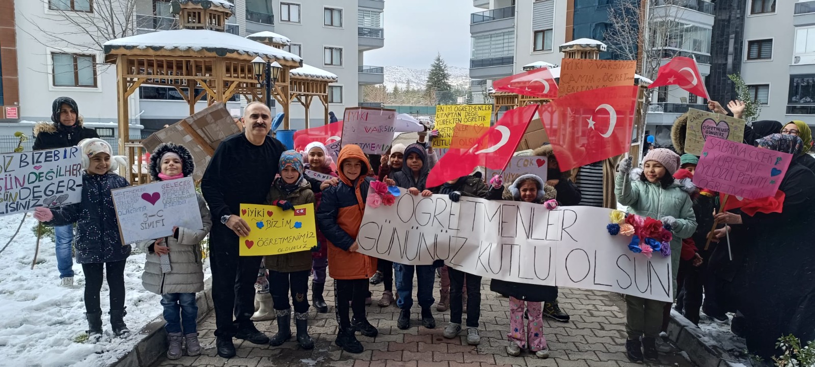 Hisar Bank Yüzüncü Yıl İlköğretim Okulu'nun 3/C sınıfı öğrencileri, Öğretmenler