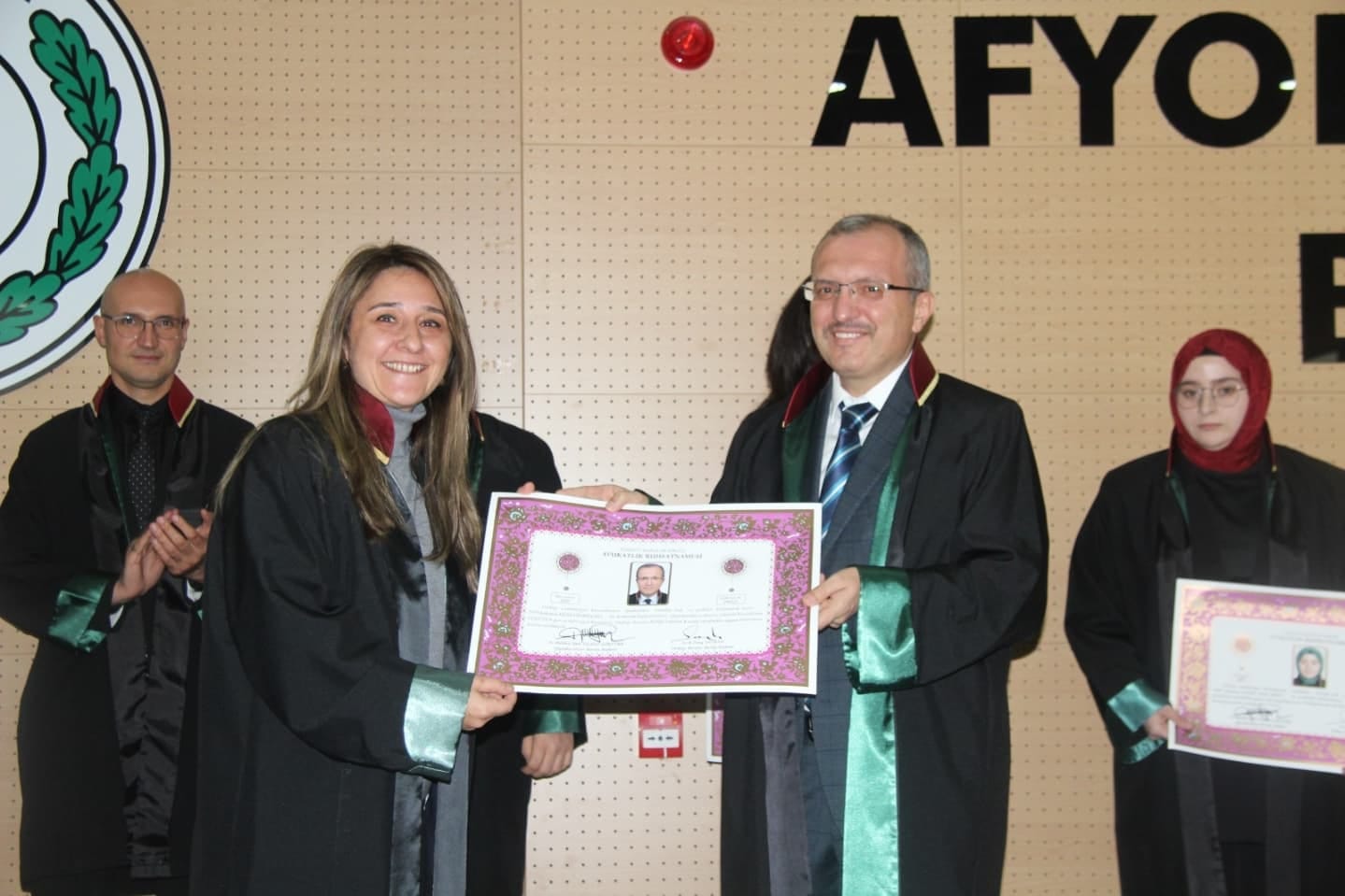Avukatlık stajını bitiren avukatlara ruhsatlarını Afyonkarahisar Baro Başkanı İpek Yılmaz
