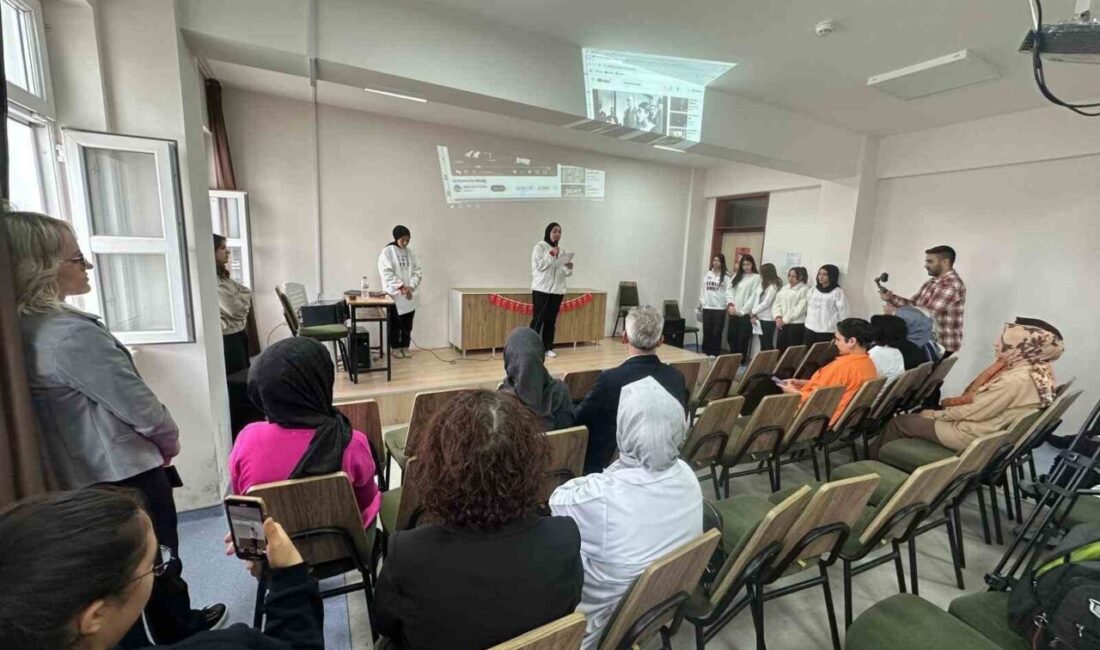 Afyonkarahisar Zübeyde Hanım Kız Mesleki ve Teknik Anadolu Lisesi öğrencileri,