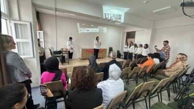 Afyonkarahisar Zübeyde Hanım Kız Mesleki ve Teknik Anadolu Lisesi öğrencileri,