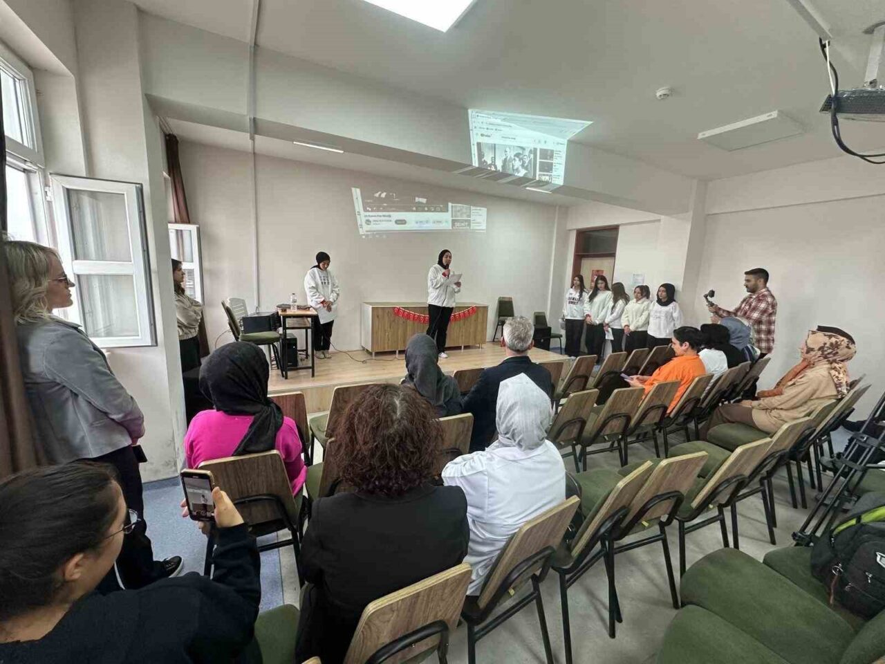 Afyonkarahisar Zübeyde Hanım Kız Mesleki ve Teknik Anadolu Lisesi öğrencileri,