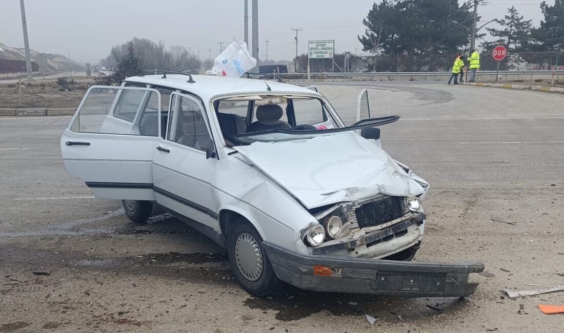 AFYONKARAHİSAR (AA) – Afyonkarahisar'da iki otomobilin çarpışması sonucu 6 kişi