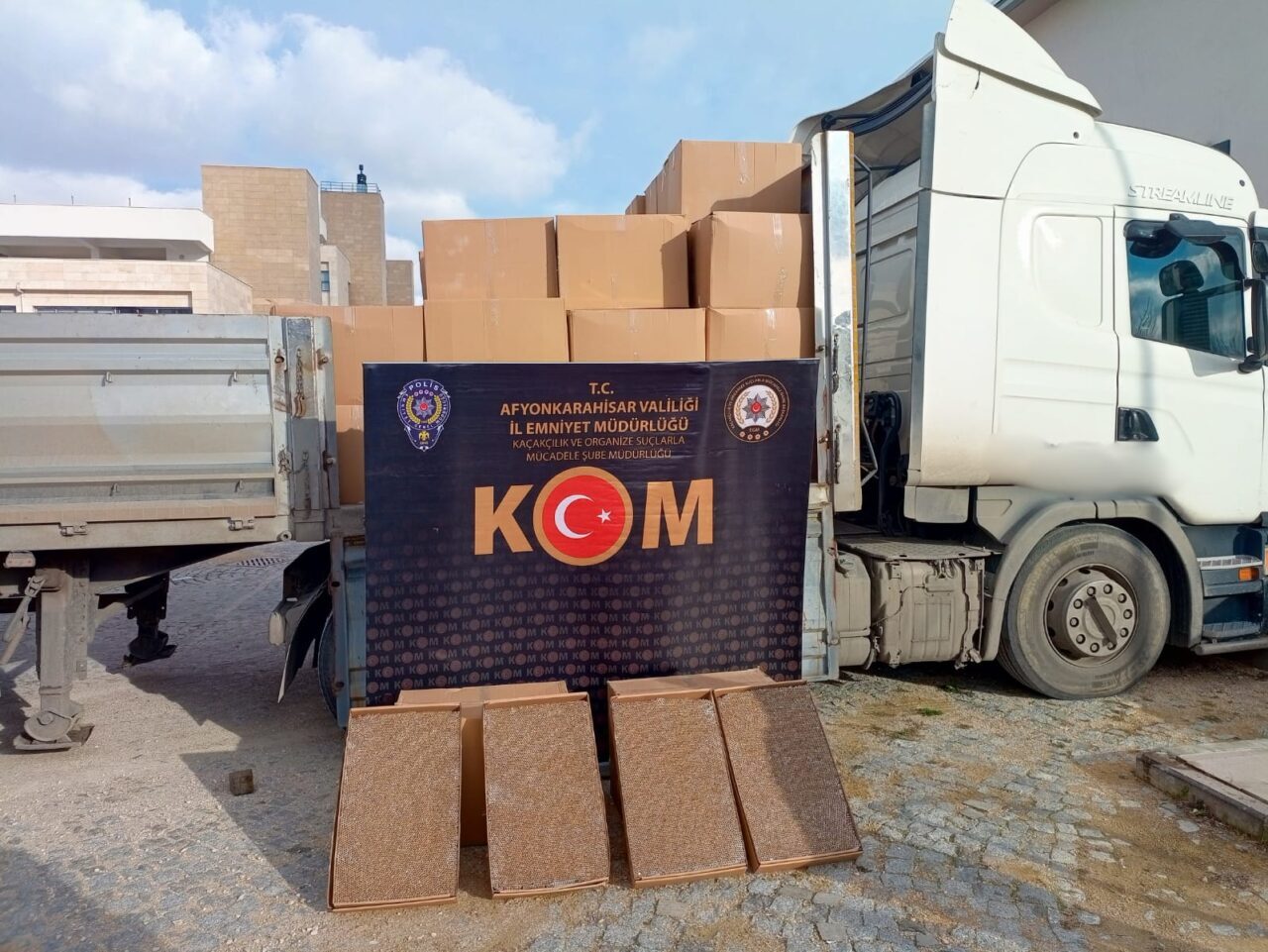 AFYONKARAHİSAR (AA) – Afyonkarahisar'da şüphe üzerine durdurulan tırda 1,5 milyon